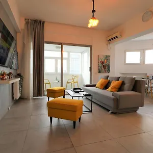 Serenity Heights Apartment: A Panoramic Haven Near Old Town - Free Minibar , Bucarest Romania
